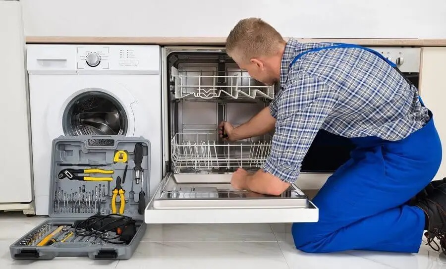 Körfez Electrolux servisi teknisyen ekibi beyaz eşya tamiri yaparken